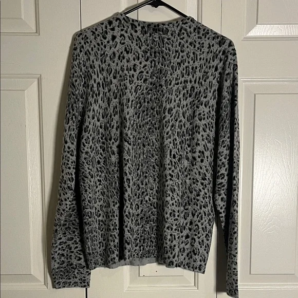 Sag Harbor Women’s Black and Gray Animal Print Button Cardigan Size XL - Picture 4 of 4